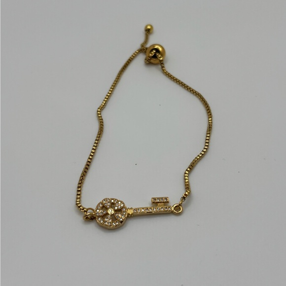 Elegant Gold Key Pendant Bracelet - Picture 3 of 3